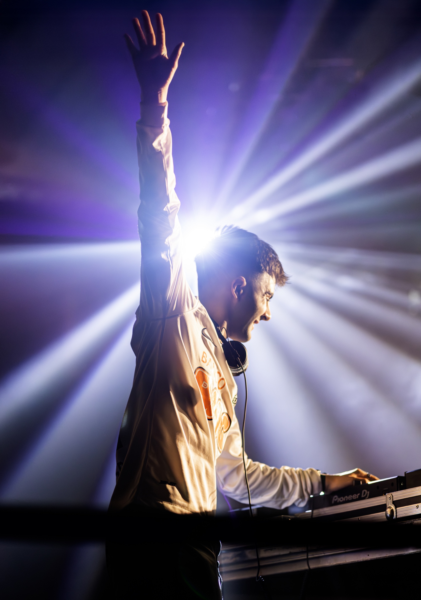 Crespo entre las luces de la sala